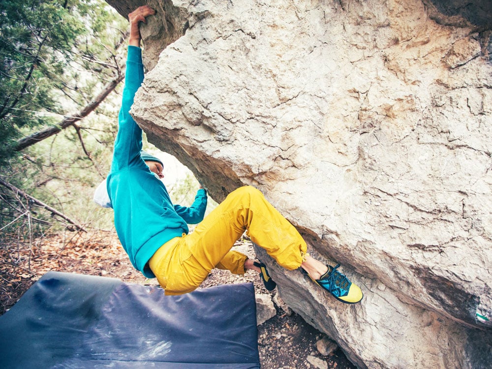 cadere tra i materassi nel boulder